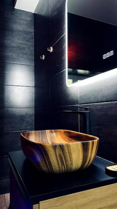 Le / Jacuzzi / Sauna Apartment