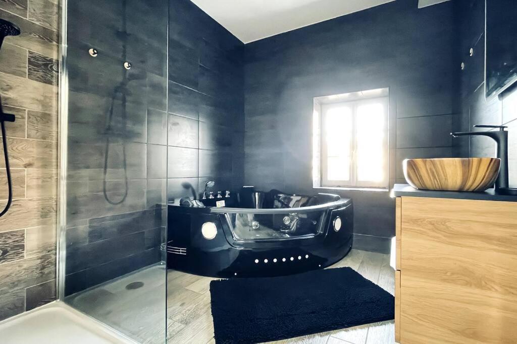 Le / Jacuzzi / Sauna Apartment